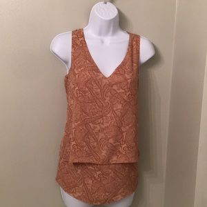 Sleeveless blouse with layering details